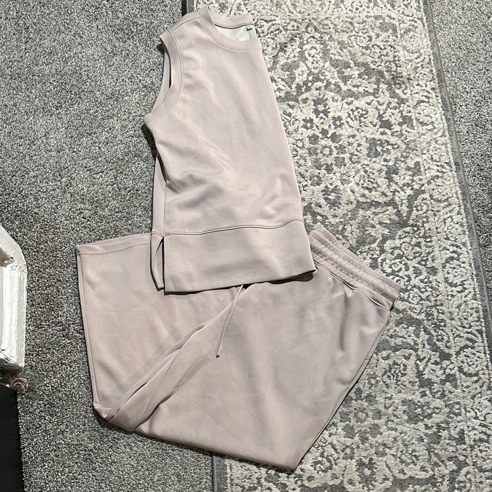🤍Sleeveless Top and Joggers Set🤍